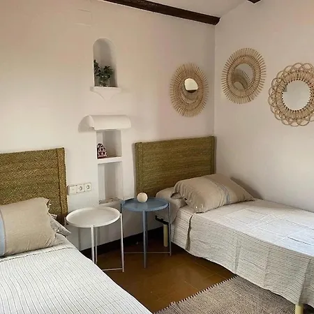Magnifica Casa Con Una Gran Piscina Y Amplias Girona